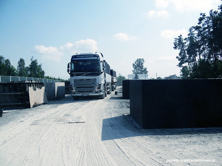 Transport szamb betonowych  w Kożuchowie